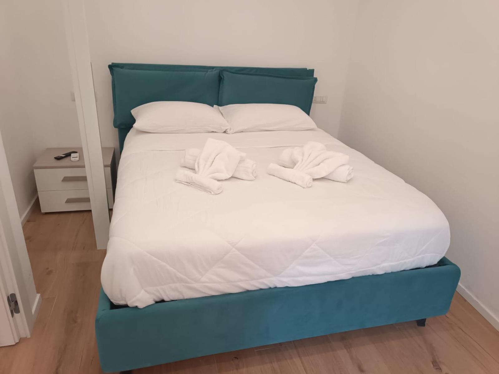 Pm 34 Viale Imperatore Guest House - 50 Mt From Metro San Paolo Eksteriør billede